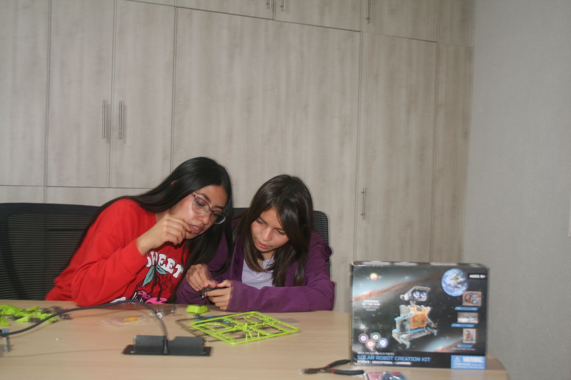 Inspire a las mentes jóvenes en el hogar y la escuela.